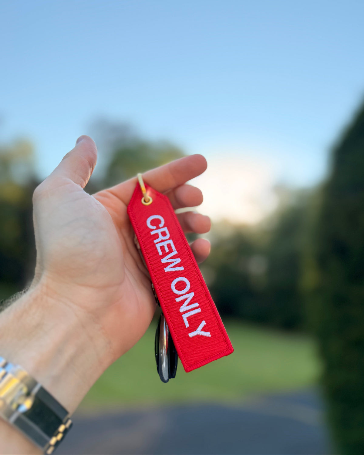 Roter "Crew Only" Schlüsselanhänger mit goldenem Ring für Piloten und Flugbegleiter